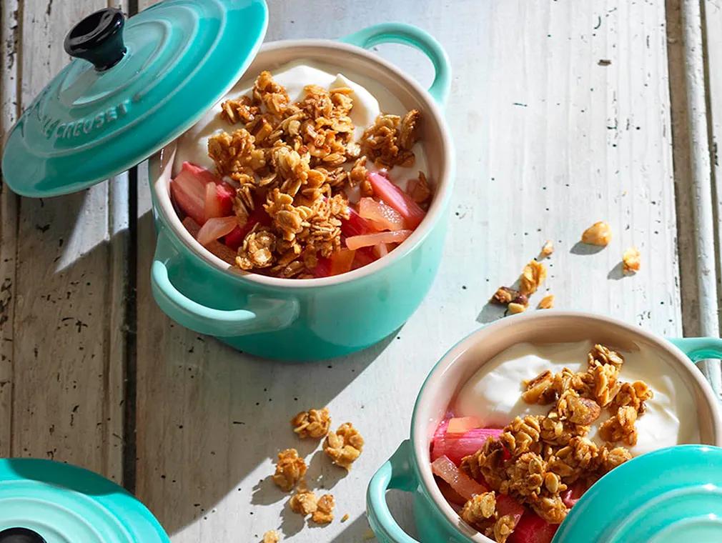 Rhubarb and ginger crunchy crumbles